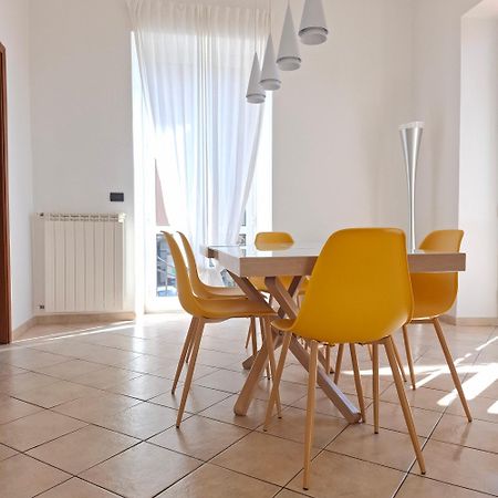La Terrazza Apartment,A 50 Mt Dal Mare 瓦拉泽 外观 照片