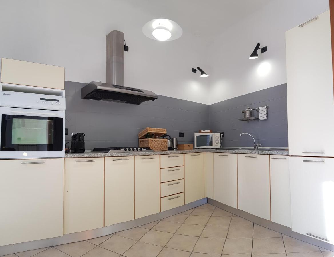 La Terrazza Apartment,A 50 Mt Dal Mare 瓦拉泽 外观 照片