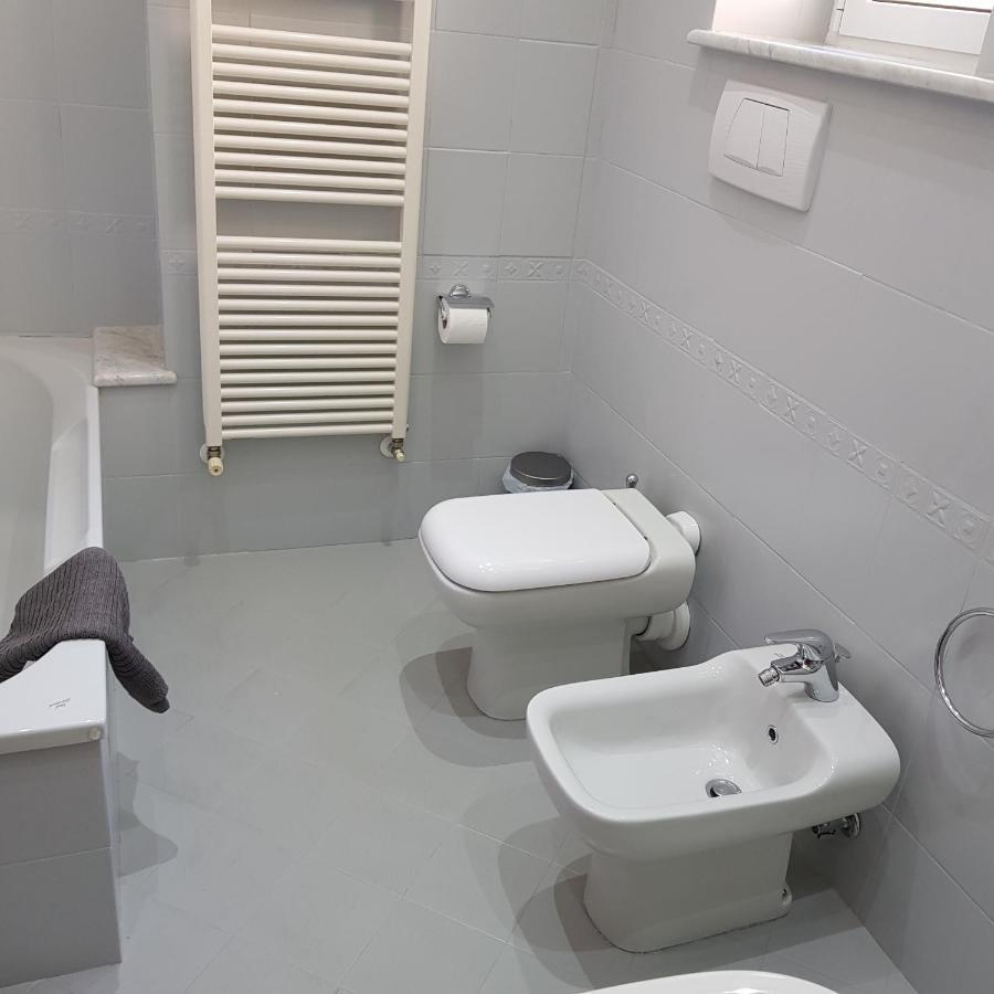 La Terrazza Apartment,A 50 Mt Dal Mare 瓦拉泽 客房 照片