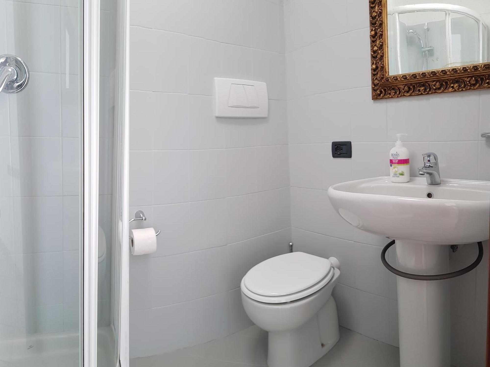 La Terrazza Apartment,A 50 Mt Dal Mare 瓦拉泽 客房 照片